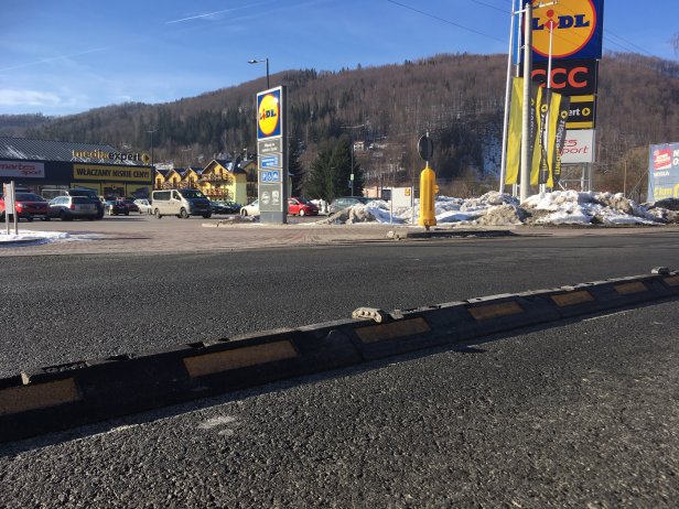 Skręt na parking dzięki separatorowi jest już niemożliwy